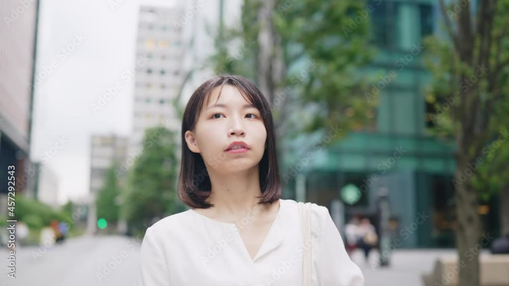 街を歩く女性 街を歩く女性