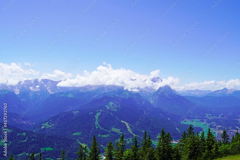 Obraz premium Wank mountain peaks near Garmisch-Partenkirchen, Bavaria. View from above of the surrounding landscape with mountains.
