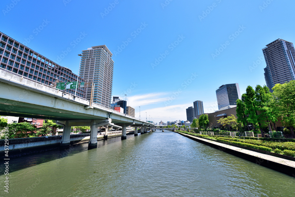 大阪の堂島川と阪神高速