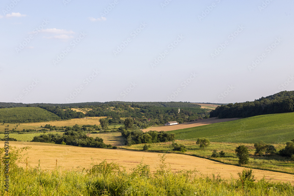 Aussicht auf Berge im Sommer Aussicht auf Berge im Sommer