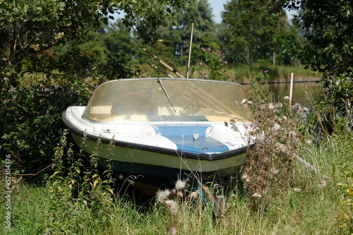 Altes Motorboot auf einer Wiese liegend, Niedersachsen, Deutschland