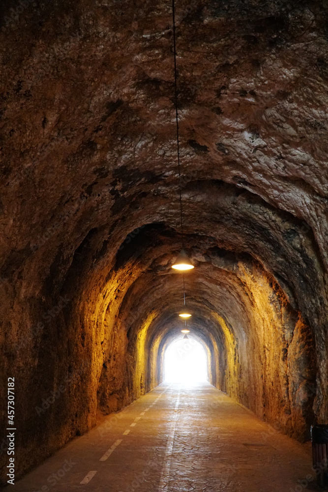 Túnel con camino simetría