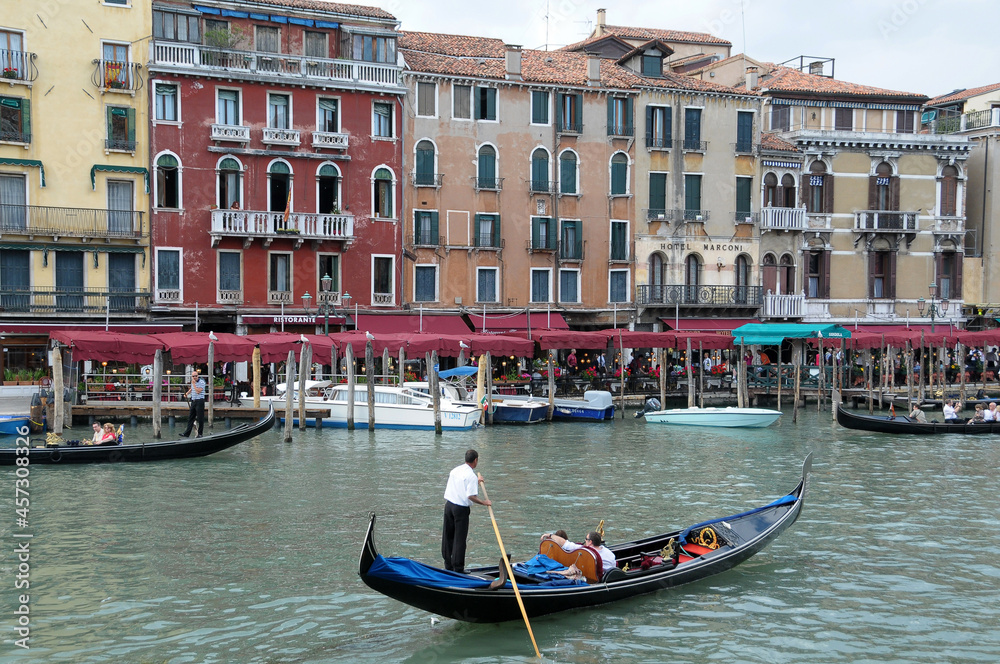 Paisaje urbano con góndola en el el Gran Canal de Venecia