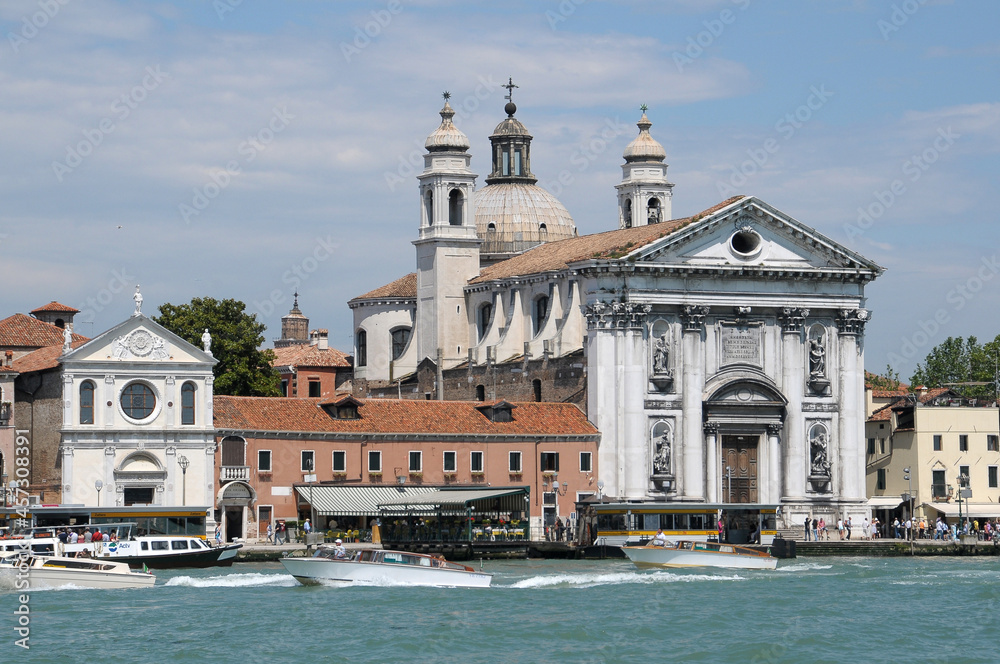 Canales y vista de la iglesia de Santa María del Rosario en Venecia