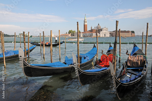 Gondolas en el Gran Canal de Venecia y vista de la isla de San Giorgio en el horizonte © s-aznar