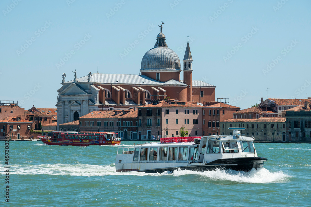 Vaporetto navegando por el Gran canal de Venecia
