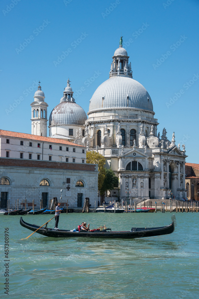 Basílica de Santa Maria del la Salud y góndola en los canales de Venecia