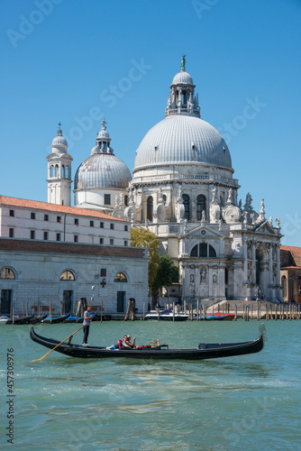 Basílica de Santa Maria del la Salud y góndola en los canales de Venecia © s-aznar