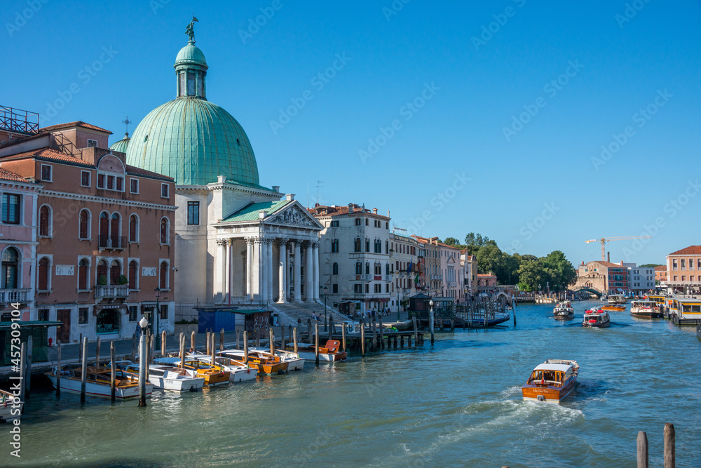 Vista del Gran Canal con la Iglesia de San Simeon Piccolo en Venecia