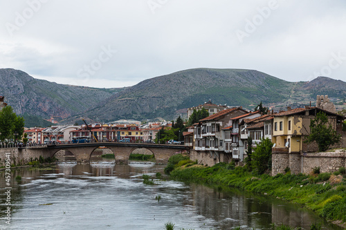 トルコ アマスィヤのイェシル川と山々に囲まれた街並み