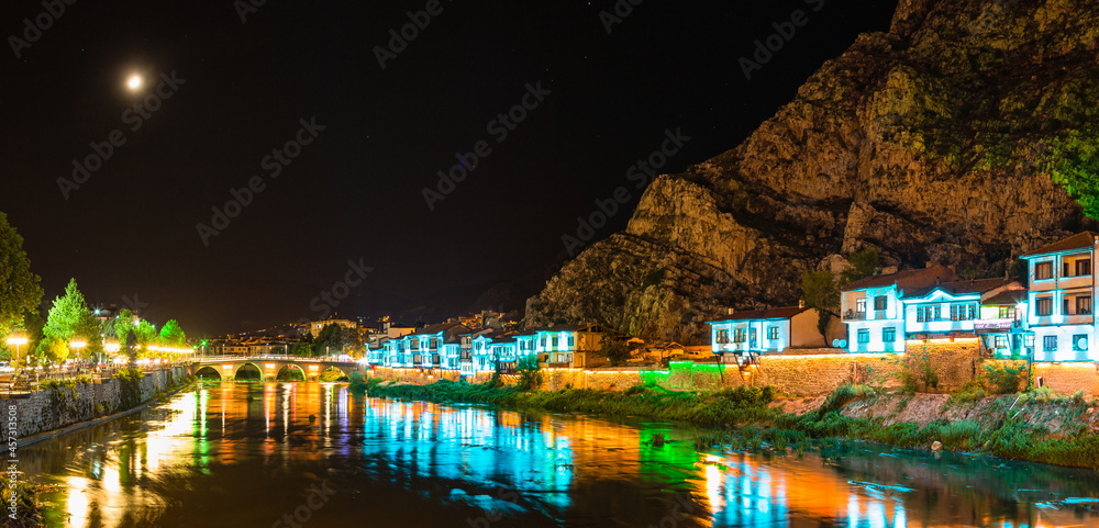 トルコ　夜のアマスィヤに流れるライトアップされたイェシル川と旧市街の街並み