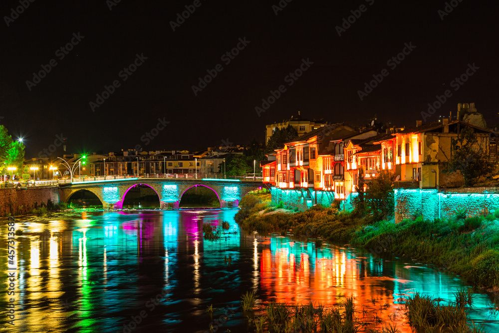 トルコ　夜のアマスィヤに流れるライトアップされたイェシル川と旧市街の街並み