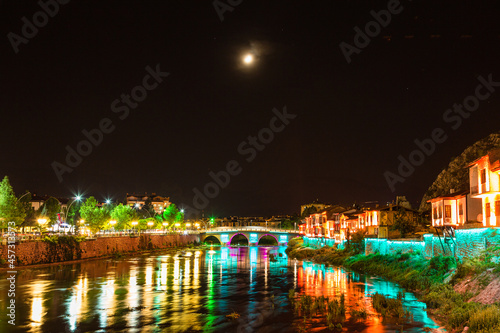 トルコ　夜のアマスィヤに流れるライトアップされたイェシル川と旧市街の街並み © pespiero