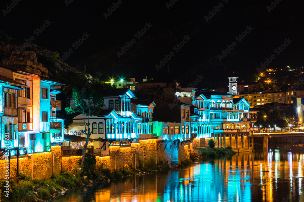 トルコ　夜になってライトアップされたアマスィヤに流れるイェシル川と旧市街の街並みと時計塔