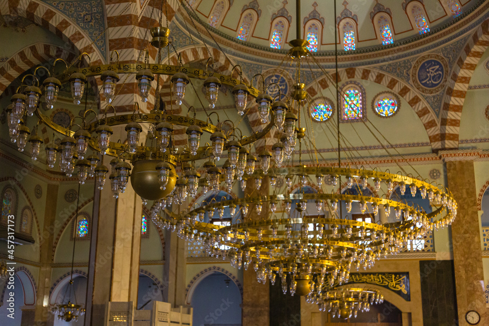 Obraz premium トルコ デニズリの市街地にあるモスクの礼拝堂内部