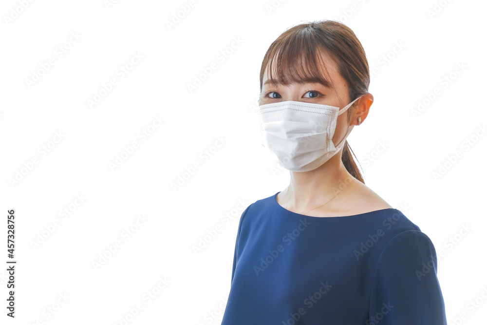 マスクをした若い女性 マスクをした若い女性