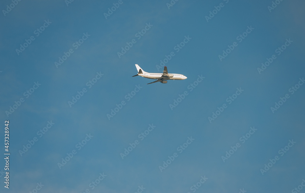 Obraz premium A plane is flying high in the sky