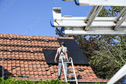 panneaux solaire placement toit energie renouvelable maison travail emploi job ecologie