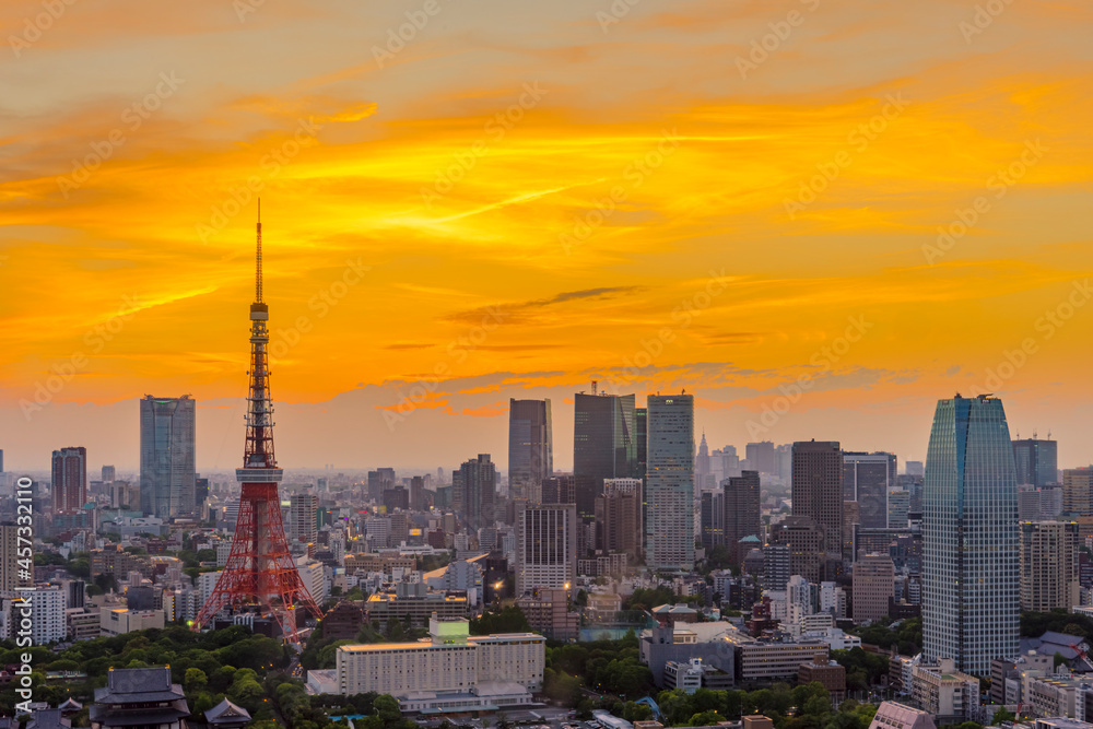 Tokyo tower and city with cityscape view at twilight
