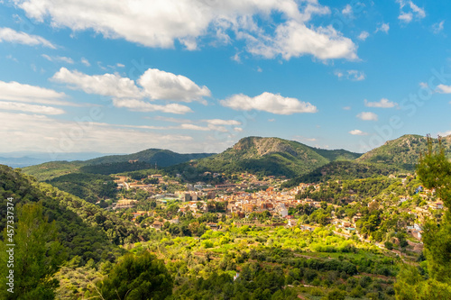 Hiking route in the province of Valencia on a sunny day