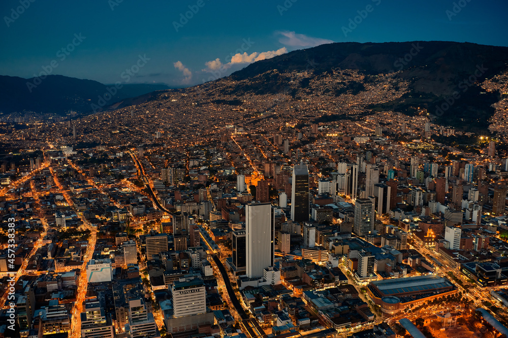 Centro de Medellín Coltejer Noche Aérea