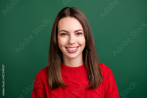 Photo portrait smiling girl wearing knitted sweater isolated green color background