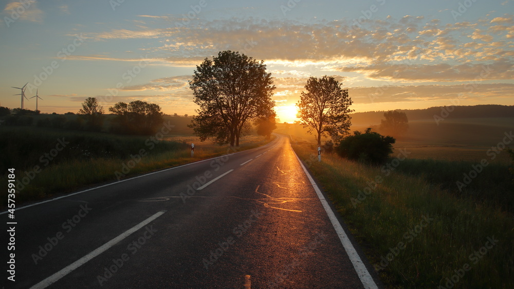 Sonnenaufgang mit langer Straße leichter Nebel