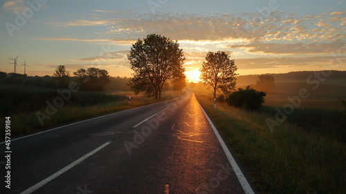 Sonnenaufgang mit langer Straße leichter Nebel