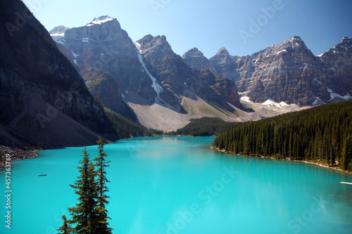 The turquoise waters of Moraine Lake and the peaks around it