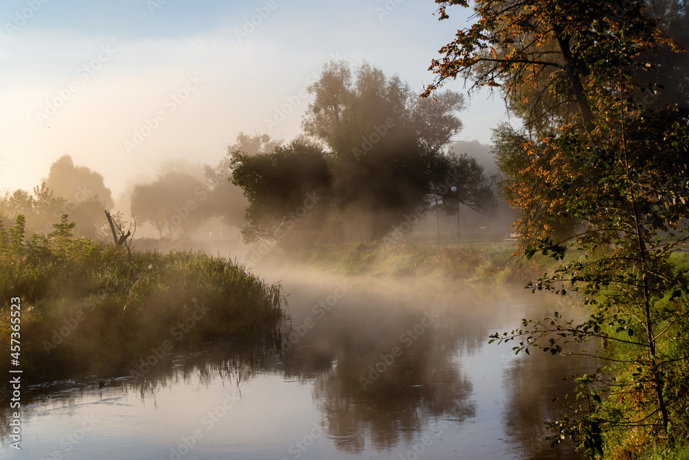 Fototapeta premium Poranek nad rzeką Supraśl, Podlasie, Polska
