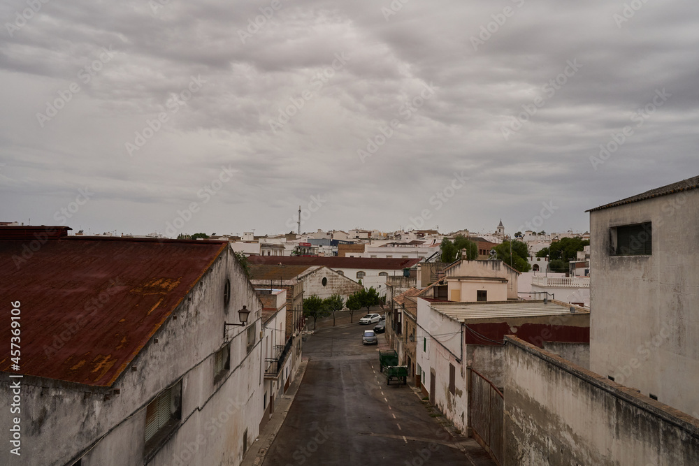 bonita calle de pueblo con día nublado y con lluvias