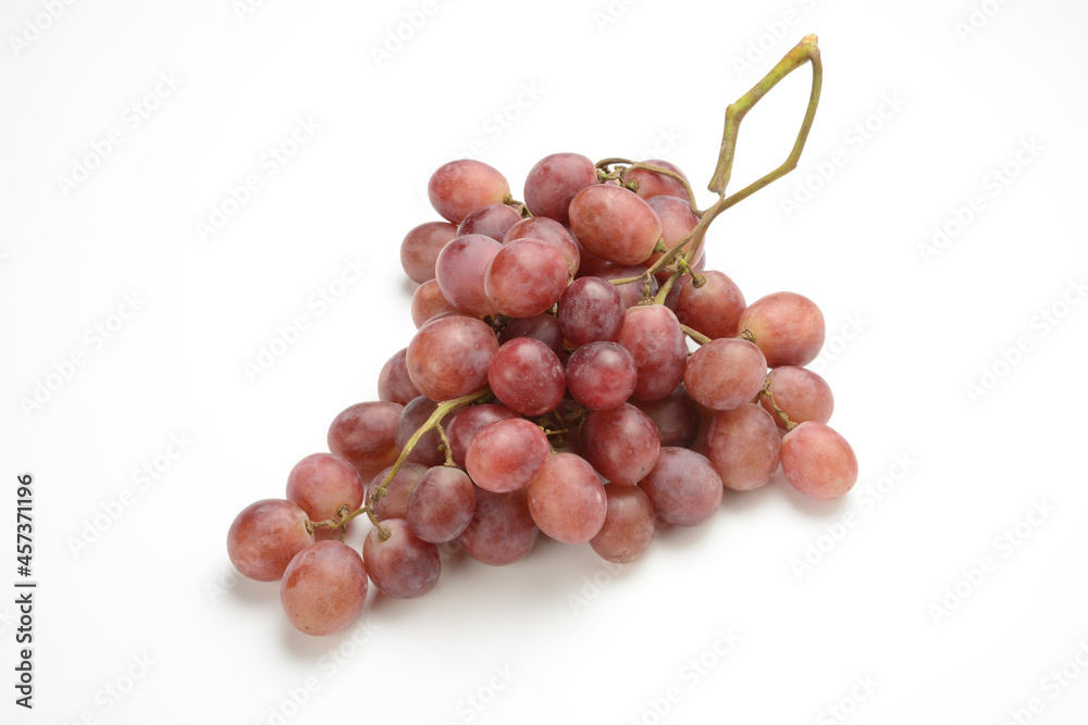 Fototapeta premium Uva rojas sobre fondo blanco