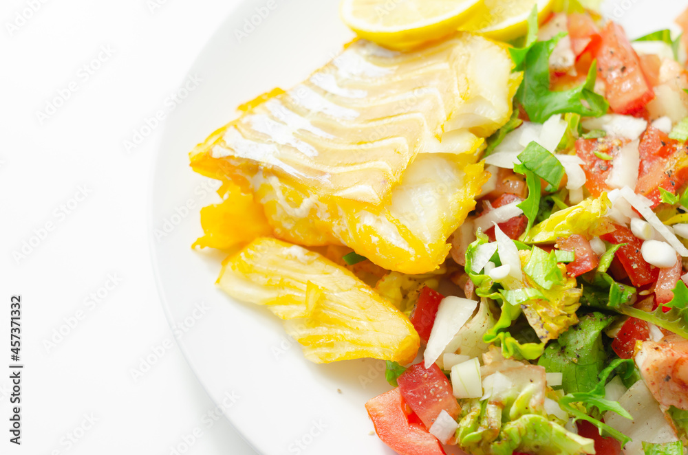 Smoked haddock fillet served with a fresh salad consisting of lettuce, tomatoes and onion