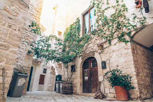 Giovinazzo  puglia . Agosto 2021. Scorci del borgo antico  e del porticciolo. 