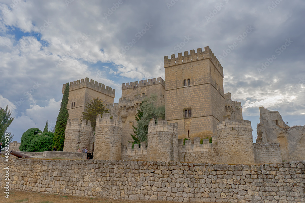 hermoso castillo de Ampudia en la provincia de Palencia, España