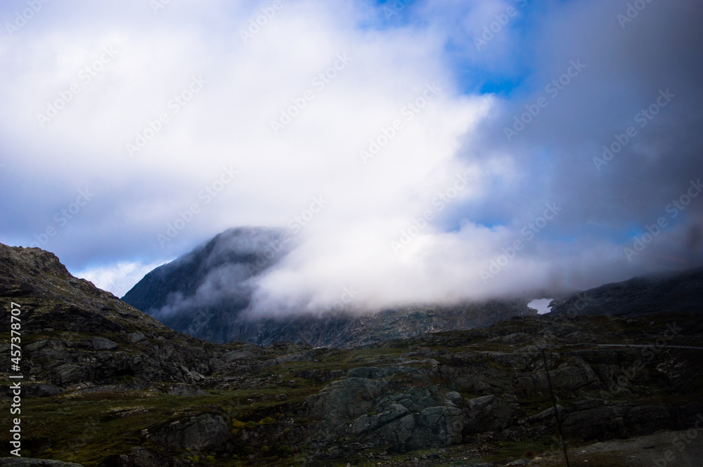 Geiranger Fjord Norwegen Berg in Wolken