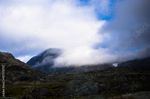 Geiranger Fjord Norwegen Berg in Wolken