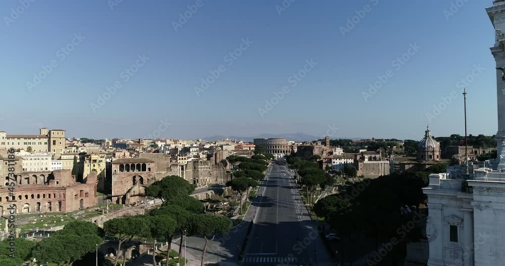 L'Altare della Patria, il Colosseo, il foro romano e il Campidoglio
Vista aerea panoramica sull'antica roma L'Altare della Patria, il Colosseo, il foro romano e il Campidoglio
Vista aerea panoramica sull'antica roma