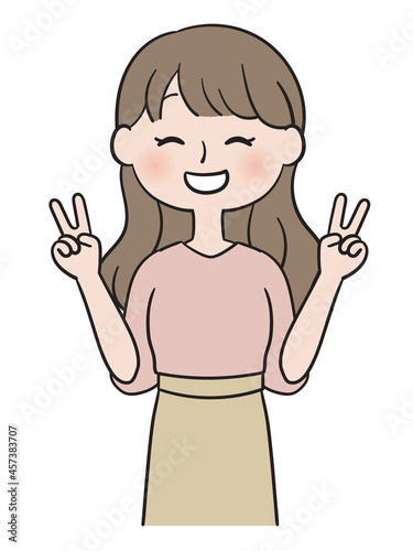 笑顔でダブルピースをする私服女性