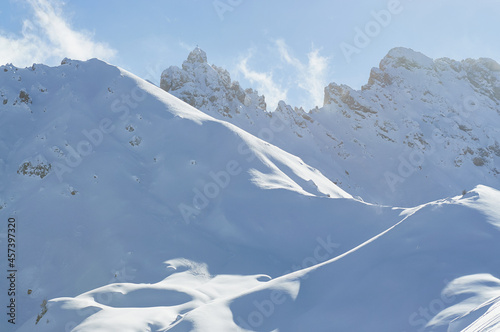 Zimowy krajobraz górski w jasnej tonacji. High key. Ośnieżone skaliste szczyty górskie.