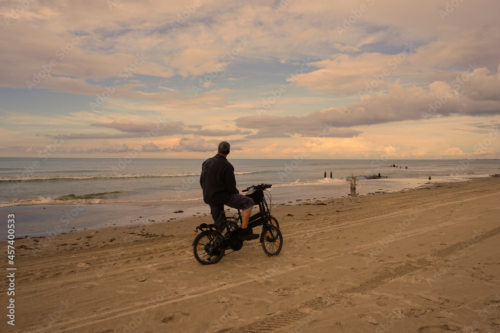 Fototapeta premium Mit den Fahrrädern am Strand Uggerby in Dänemark in der Abenddämmerung
