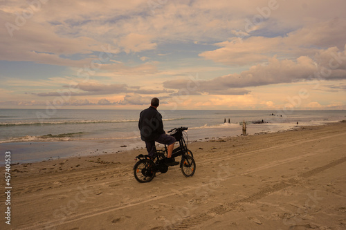 Mit den Fahrrädern am Strand Uggerby in Dänemark in der Abenddämmerung