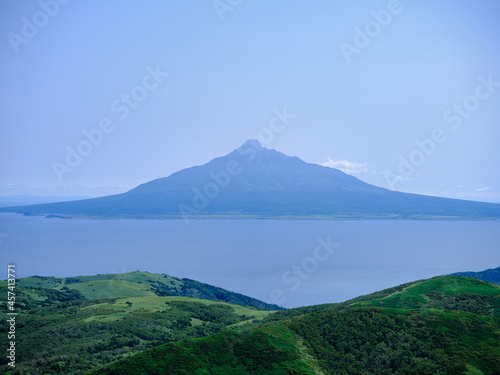 礼文岳頂上から見る利尻富士