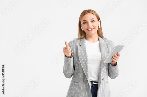 Mature woman with tablet co...