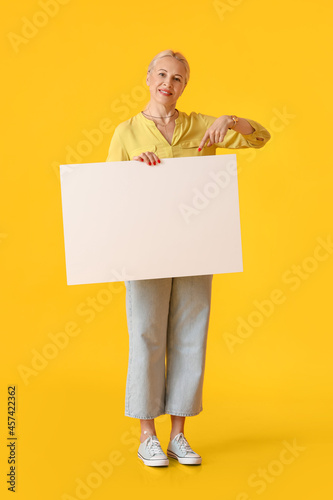 Portrait of mature woman wi...