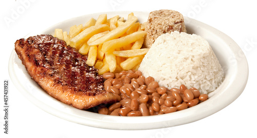 Arroz, feijão, carne grelhada, batatas fritas e farofa. Comida típica brasileira em fundo branco para recorte.