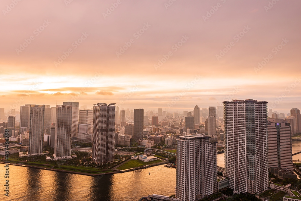 Fototapeta premium 夕方の豊洲から見える都市風景 Cityscape of Tokyo in the evening.