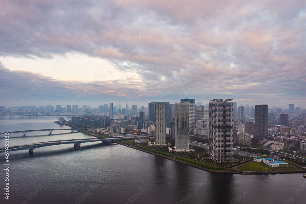 明け方の豊洲から晴海の都市風景 The sky at daybreak in Tokyo, Japan