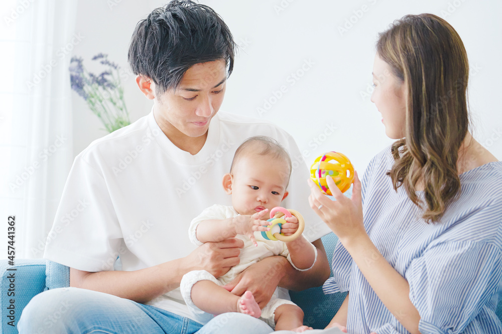 赤ちゃんと遊ぶ夫婦 赤ちゃんと遊ぶ夫婦