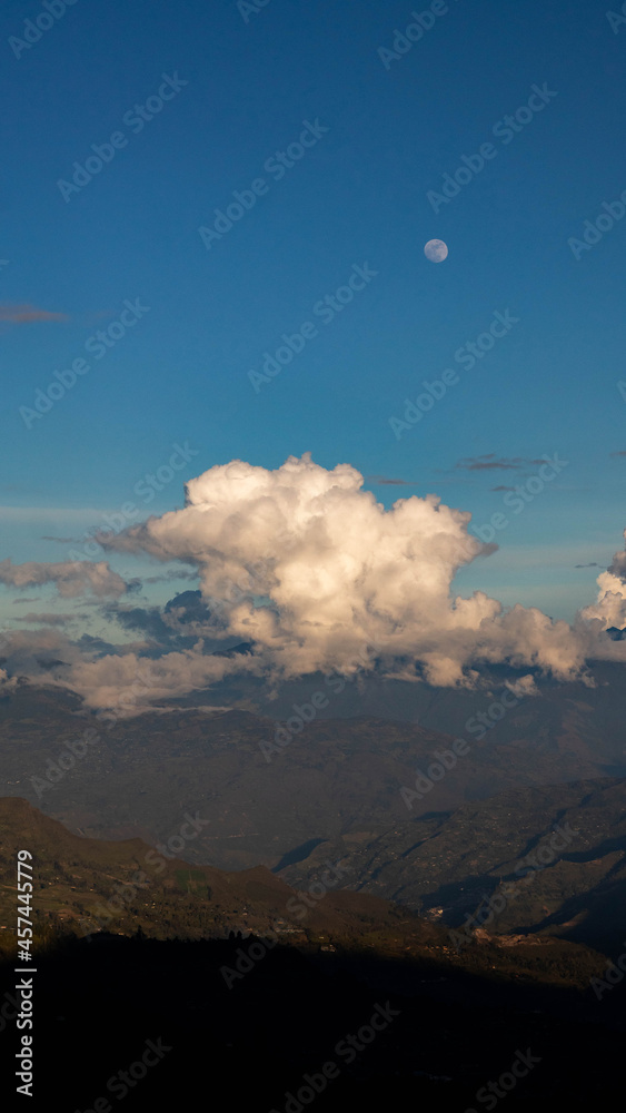 Foto clouds over the mountains